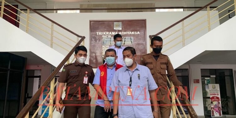 Muhammad Chaidir saat ditetapkan tersangka oleh Kejari Batam dalam kasus korupsi dana BOS di SMA Negeri 1 Batam. (Foto: JP - BATAMPENA)