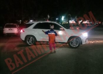 Demi Memperjuangkan Anak Semata Wayang Membuat Roslina Samosir Menjadi Juru Parkir di Kota Batam (Foto: JP - BATAMPENA.COM)