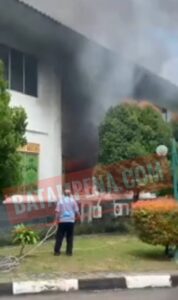 Si Jago Merah Lahap Ruang Fraksi Partai Hanura di DPRD Kota Batam. Si Jago Merah Lahap Ruang Fraksi Partai Hanura di DPRD Kota Batam.