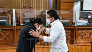 Ferdy Sambo bersama istrinya Putri Candrawathi di Pengadilan Negeri Jakarta Selatan. (Foto: Tempo/ Febri Angga Palguna) Ferdy Sambo bersama istrinya Putri Candrawathi di Pengadilan Negeri Jakarta Selatan. (Foto: Tempo/ Febri Angga Palguna)