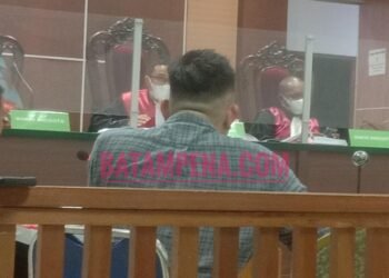 Suasana persidangan terlihat hakim Edy Sameaputty sedang asyik bermain handphone. (Foto: JP - BATAMPENA)