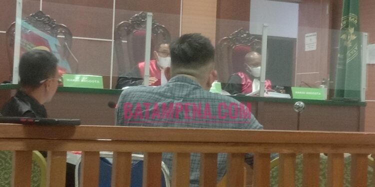 Suasana persidangan terlihat hakim Edy Sameaputty sedang asyik bermain handphone. (Foto: JP - BATAMPENA)