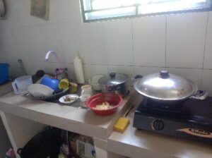 Akibat air bersih tidak mengalir sehingga terjadi tumpukan piring kotor. (Foto: BATAMPENA)