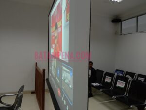 Sidang pembacaan putusan terhadap seorang mahasiswa di Batam, Brightness Bill Boy Nainggolan dikarenakan menjual chip scatter di PN Batam. (Foto: JP – BATAMPENA)