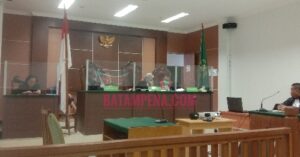 Hakim Setyaningsih (ketua majelis) sedang bisik-bisik dengan hakim Dwi Nuramanu pada saat pembacaan vonis terhadap Supani alias Kasyafani. (Foto; JP - BATAMPENA)