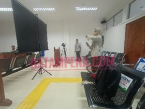 Petugas KY Penghubung Wilayah Riau hadir dalam ruang sidang PN Batam khusus memantau persidangan perkara pabrik sabu-sabu di Sukajadi. (Foto: JP - BATAMPENA)