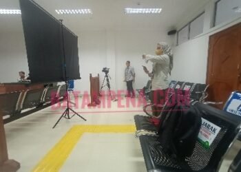 Petugas KY Penghubung Wilayah Riau hadir dalam ruang sidang PN Batam khusus memantau persidangan perkara pabrik sabu-sabu di Sukajadi. (Foto: JP - BATAMPENA)