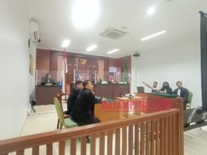 Situasi di ruang sidang PN Batam kala persidangan terhadap terdakwa Nario Santoso dan Abdul Saleh. (Foto: JP – BATAMPENA)