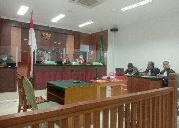 Persidangan terhadap terdakwa Rasman dalam perkara penganiayaan. (Foto: JP - BATAMPENA.COM)