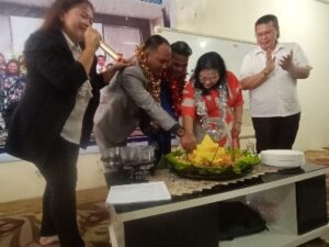 Pemotongan nasi tumpeng oleh Master Stokis Martha Sinaga bersama CEO PT Digital Bos Indonesia Rikardo Simbolon.