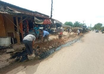Sahabat Tapis Siahaan sedang menggali tanah untuk membuat parit. (Foto: JP - BATAMPENA.COM)