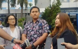 Kuasa hukum Zico Leonardo Djagardo Simanjuntak usai melaporkan hakim Mahkamah Konstitusi ke Polda Metro Jaya. (Foto: Beritasatu.com)