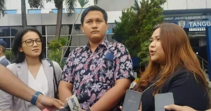 Kuasa hukum Zico Leonardo Djagardo Simanjuntak usai melaporkan hakim Mahkamah Konstitusi ke Polda Metro Jaya. (Foto: Beritasatu.com)