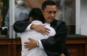 Richard Eliezer menangis dipelukan kuasa hukumnya Ronny Talapessy di PN Jaksel. (Foto: Kompas.com/ Kriastianto Purnomo)