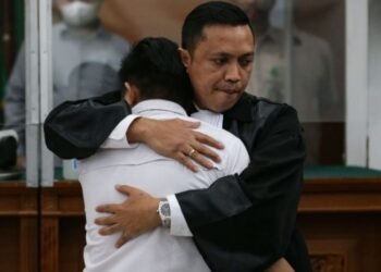 Richard Eliezer menangis dipelukan kuasa hukumnya Ronny Talapessy di PN Jaksel. (Foto: Kompas.com/ Kriastianto Purnomo)