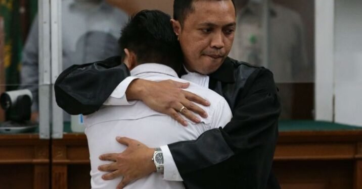 Richard Eliezer menangis dipelukan kuasa hukumnya Ronny Talapessy di PN Jaksel. (Foto: Kompas.com/ Kriastianto Purnomo)