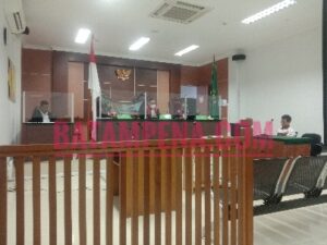 Majelis Hakim PN Batam yang menyidangkan terdakwa Resa Pahlewi. (Foto: JP - BATAMPENA.COM) Majelis Hakim PN Batam yang menyidangkan terdakwa Resa Pahlewi. (Foto: JP - BATAMPENA.COM)