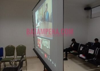 Suasana persdangan pemeriksaan saksi Erni dalam perkara pembunuhan yang dilakukan oleh terdakwa Resa Pahlewi. (Foto: JP - BATAMPENA)