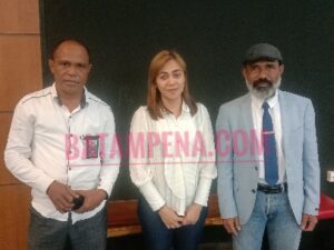 Reyne Lusiana Baroring bersama kuasa hukumnya Matheus M Sare dan Saidi. (Foto: JP - BATAMPENA)