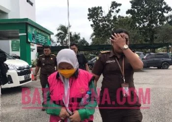 Tersangka kasus dugaan korupsi Pegadaian Syariah Cabang Sungai Panas atas nama Suherna Ningsih. (Foto: JP - BATAMPENA)