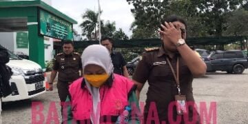 Tersangka kasus dugaan korupsi Pegadaian Syariah Cabang Sungai Panas atas nama Suherna Ningsih. (Foto: JP - BATAMPENA)