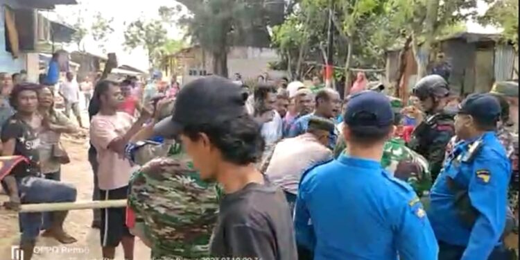 Situasi kala Tim Terpadu Kota Batam Diusir Warga Tangki 1000, Kelurahan Kampung Seraya, Kecamatan Batu Ampar – Kota Batam, Provinsi Kepri. (Foto: Dokumentasi milik Prisa Koni Laban Mora)