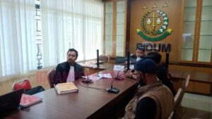 Penasehat hukum terdakwa Resa Pahlewi atas nama Rio Turnip dari LBH Mawar Saron Batam, JPU Dedi Januarto Simatupang bersama para saksi dalam persidangan yang dilaksanakan secara virtual. (Foto: Dokumentasi Rio Turnip)