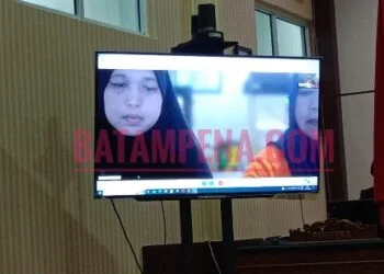Lea Lindrawijaya Suroso bersama Wiswirya Deni hadir saat persidangan secara virtual. (Foto: JP - BATAMPENA.COM)