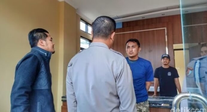 Aditya (baju tahanan berwarna biru). Sumber foto: Yusa Hassan/detikJabar)