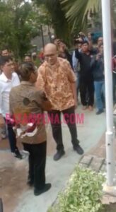 Romo Paschal dengan Menko Pohulkam, Mahfud MD sedang berjabat tangan. (Foto: JP - BATAMPENA)