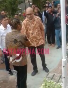 Romo Paschal dengan Menko Pohulkam, Mahfud MD sedang berjabat tangan. (Foto: JP - BATAMPENA)