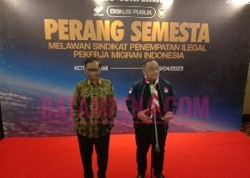 Menko Polhukam RI, Mahfud MD bersama dengan Ketua BP2MI, Benny Rhamdani.