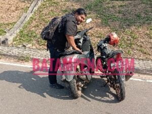 Muhammad Indra Samima melihat helm yang dicantolkan di motor ternyata telah raib digondol maling. Sumber foto: Joni Pandiangan - BATAMPENA.COM Muhammad Indra Samima melihat helm yang dicantolkan di motor ternyata telah raib digondol maling. Sumber foto: Joni Pandiangan - BATAMPENA.COM