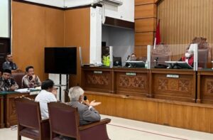 Pakar Hukum Tata Negara, Margarito dan Otto Cornelis (OC) Kaligis dihadirkan tim kuasa hukum Lukas Enembe dalam sidang praperadilan di PN Jaksel. (Foto: Irfan Kamil - Kompas.com)
