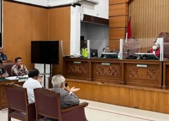 Pakar Hukum Tata Negara, Margarito dan Otto Cornelis (OC) Kaligis dihadirkan tim kuasa hukum Lukas Enembe dalam sidang praperadilan di PN Jaksel. (Foto: Irfan Kamil - Kompas.com)