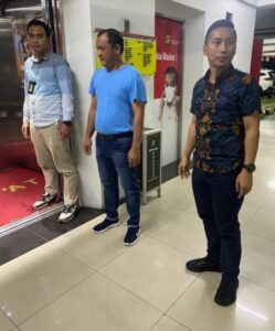 Penampakan Ari Rosandhi menggunakan baju jenis kaos berwarna biru kala ditangkap oleh penyidik Polda Kepri. (Foto: Batamnews) Penampakan Ari Rosandhi menggunakan baju jenis kaos berwarna biru kala ditangkap oleh penyidik Polda Kepri. (Foto: Batamnews)