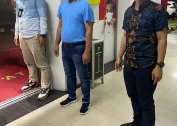 Penampakan Ari Rosandhi menggunakan baju jenis kaos berwarna biru kala ditangkap oleh penyidik Polda Kepri. (Foto: Batamnews)