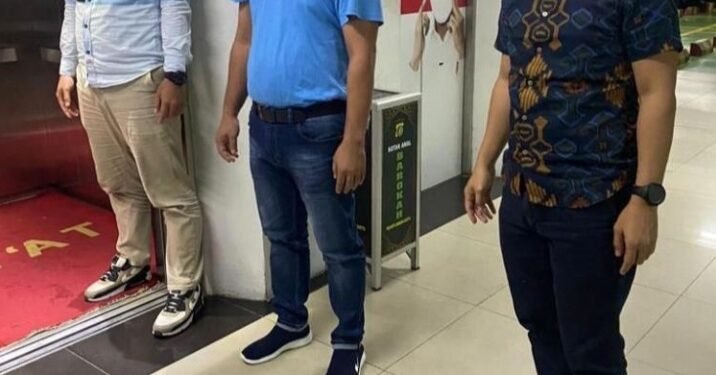 Penampakan Ari Rosandhi menggunakan baju jenis kaos berwarna biru kala ditangkap oleh penyidik Polda Kepri. (Foto: Batamnews)