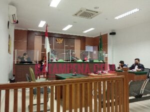 Majelis hakim PN Batam atas nama Edy Sameaputty, Sapri Tarigan dan Nora Gaberia serta turut hadir penasehat hukum terdakwa, Ahmad Muhajir.  Foto: JP-BATAMPENA.COM