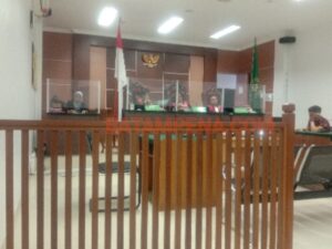 Majelis hakim PN Batam atas nama Yuanne Marietta Rambe, David Sitorus, Nanang Herjunanto yang menyidangkan terdakwa Imron Simanjuntak. (Foto: JP - Batampena.com)