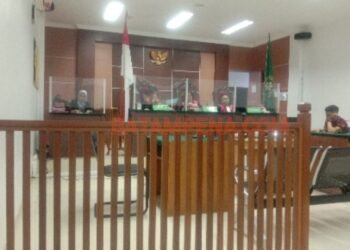 Majelis hakim PN Batam atas nama Yuanne Marietta Rambe, David Sitorus, Nanang Herjunanto yang menyidangkan terdakwa Imron Simanjuntak. (Foto: JP - Batampena.com)