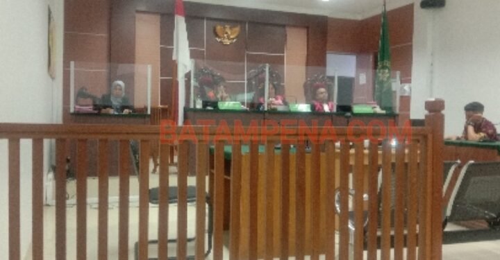 Majelis hakim PN Batam atas nama Yuanne Marietta Rambe, David Sitorus, Nanang Herjunanto yang menyidangkan terdakwa Imron Simanjuntak. (Foto: JP - Batampena.com)
