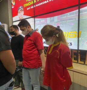 Mantan anggota DPRD Kota Batam, David Azhari Yolanda dan teman perempuannya, Natasya tampil menggunakan baju tahanan Polresta Barelang ketika Konfrensi Pers di Polresta Barelang. (Sumber foto: JP - Batampena.com) Mantan anggota DPRD Kota Batam, David Azhari Yolanda dan teman perempuannya, Natasya tampil menggunakan baju tahanan Polresta Barelang ketika Konfrensi Pers di Polresta Barelang. (Sumber foto: JP - Batampena.com)
