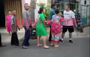 Situasi cekcok antara anggota DPRD Kota Batam, Udin P Sihaloho dengan Mawan Lumban Gaol hingga berujung pada pengrusakan ponsel milik Rotua Raja Baringin Pasaribu. (Sumber foto: JP - Batampena.com)