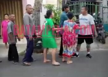 Situasi cekcok antara anggota DPRD Kota Batam, Udin P Sihaloho dengan Mawan Lumban Gaol hingga berujung pada pengrusakan ponsel milik Rotua Raja Baringin Pasaribu. (Sumber foto: JP - Batampena.com)