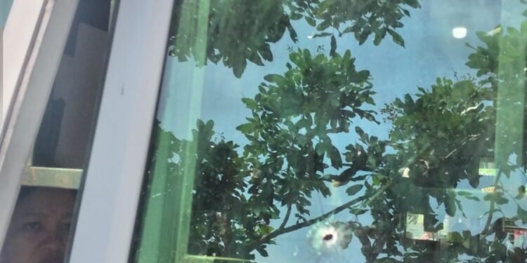 Foto kaca jendela Law Office Richard Rando and Patners. Sumber foto: Dokumentasi Richard Rando Sidabutar.