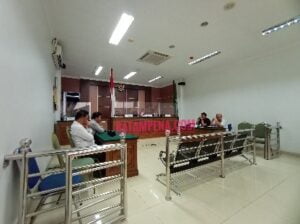 Suasana persidangan pembacaan putusan praperadilan yang diajukan oleh Robet. (Foto: asli dokumentasi redaksi Batampena.com)