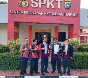 Umar Faruk bersama-sama dengan tim penasehat hukumnya usai membuat pengaduan dan perlindungan hukum di Polda Kepri. Tim penasehat hukum diantaranya: Dr. Parningotan Malau, S.T, S.H, M.H, Effendy Ujung S.H, Jacobus Silaban S.H, Ulil Azwan S.H. (Sumber foto: Dokumentasi pribadi Umar Faruk)