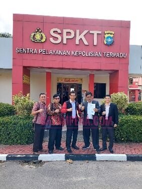 Umar Faruk bersama-sama dengan tim penasehat hukumnya usai membuat pengaduan dan perlindungan hukum di Polda Kepri. Tim penasehat hukum diantaranya: Dr. Parningotan Malau, S.T, S.H, M.H, Effendy Ujung S.H, Jacobus Silaban S.H, Ulil Azwan S.H. (Sumber foto: Dokumentasi pribadi Umar Faruk)