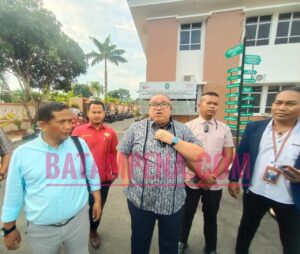 Suparman bersama dengan Rasman Aris Nasution dan timnya di PN Batam. Foto: JP - Batampena.com
